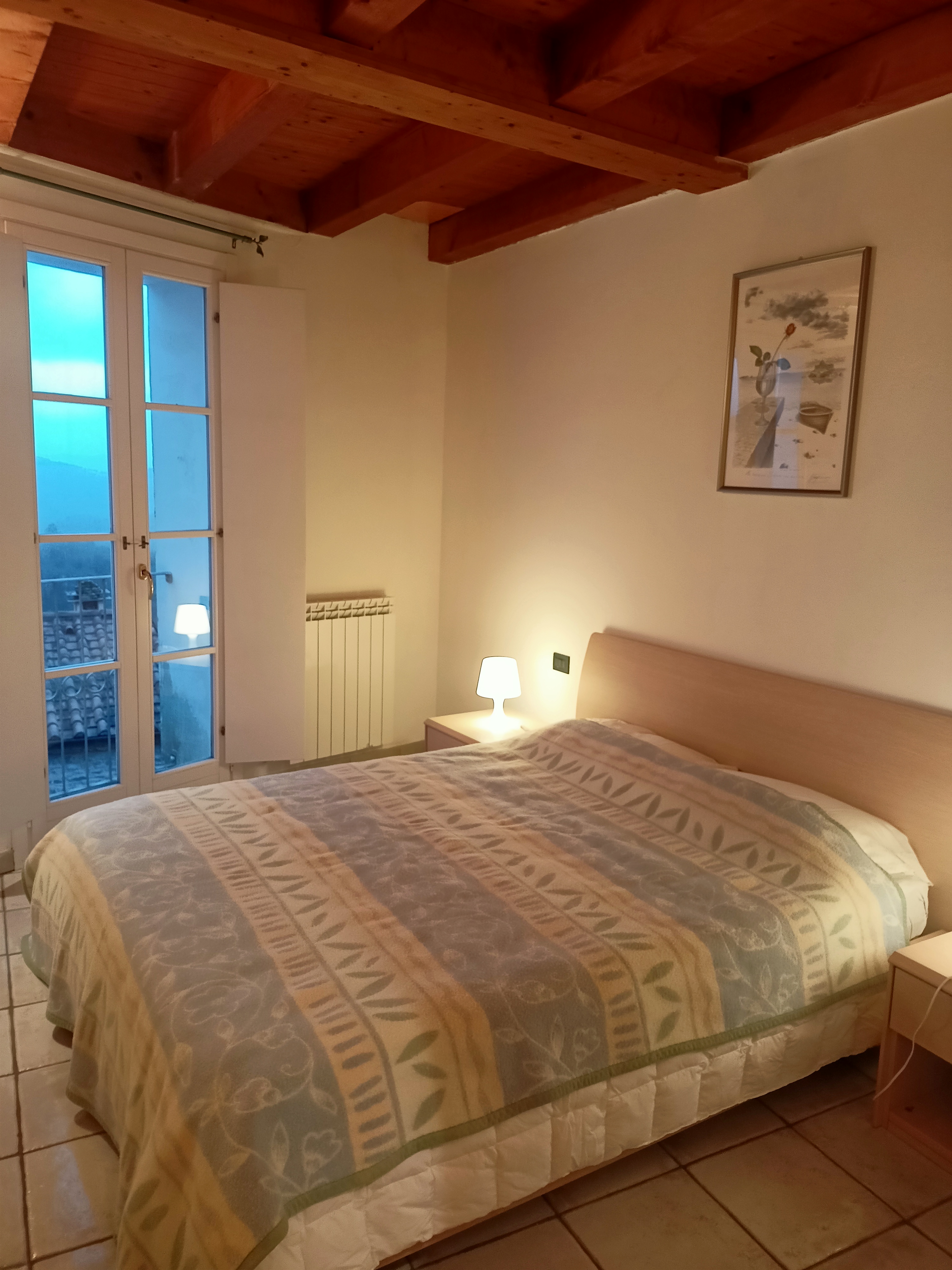 Spaziosa camera matrimoniale con letto e armadio